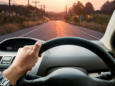男子驾驶的汽车在路上自由男性控制板镜子运输司机探索运动沥青天空图片