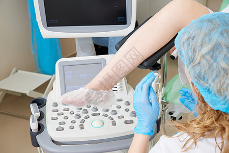 妇科医生和进行超声波扫描的病人的剪裁视图检查关心诊断手套传感器妇科医生电脑屏幕乐器图片
