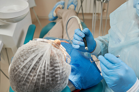 给男牙科病人用牙椅钻牙牙访问医生治疗女士卫生微笑医院药品钻头保健背景图片