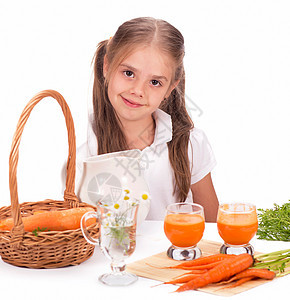 白色背景孤立的女孩和胡萝卜汁微笑橙子帽子快乐食物营养幸福果汁厨师养分图片