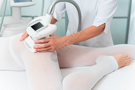 特别的白人西装女子在疗养院为腿部进行抗纤维化按摩 LPG和诊所的身体凝固治疗温泉医生程序女士药品组织美容师女性真空化妆品图片