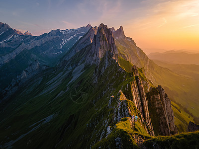 瑞士阿彭策尔阿尔卑斯山脉雄伟舍夫勒峰的陡峭山脊冒险岩石踪迹假期爬坡旅行首脑全景悬崖观光图片