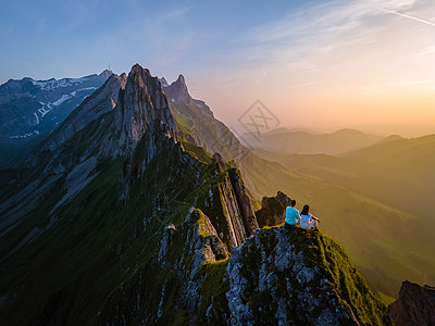 瑞士阿彭策尔阿尔卑斯山脉雄伟舍夫勒峰的陡峭山脊边缘假期观光女士悬崖夫妻顶峰全景远足小路图片