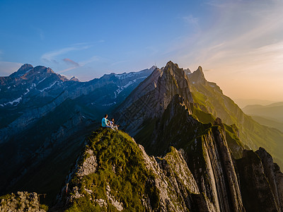 瑞士阿彭策尔阿尔卑斯山脉雄伟舍夫勒峰的陡峭山脊女士旅行全景假期自由踪迹冒险边缘小路岩石图片
