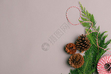 圣诞礼物红色礼品盒和装饰元素 具有复制空间的平面布局组合假期框架绿色边界白色庆典桌子季节潮人季节性图片