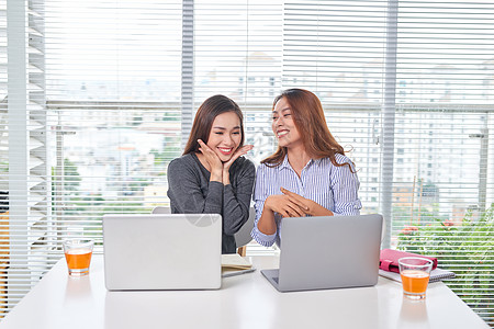 快乐的年轻商业女青年与同事交谈办公室创造力学生团队人士女性大学女士男人会议图片