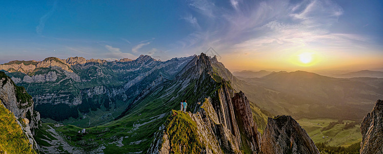 瑞士阿彭策尔阿尔卑斯山脉雄伟舍夫勒峰的陡峭山脊日落顶峰爬坡自由悬崖女士远足旅行观光小路背景图片