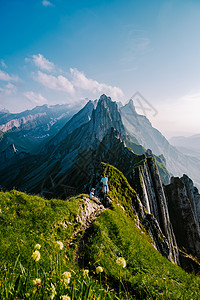 瑞士阿彭策尔阿尔卑斯山脉雄伟舍夫勒峰的陡峭山脊全景农村旅行旅游女士冒险岩石远足爬坡山腰图片