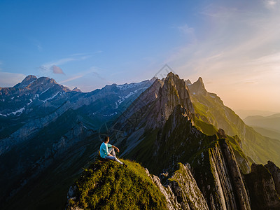 瑞士阿彭策尔阿尔卑斯山脉雄伟舍夫勒峰的陡峭山脊冒险首脑夫妻假期旅行顶峰小路悬崖爬坡岩石图片