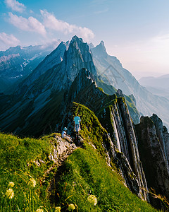 瑞士阿彭策尔阿尔卑斯山脉雄伟舍夫勒峰的陡峭山脊山脉女士踪迹全景山腰观光岩石假期远足日落图片