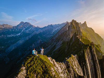 瑞士阿彭策尔阿尔卑斯山脉雄伟舍夫勒峰的陡峭山脊顶峰日落旅行远足观光女士农村冒险边缘旅游图片