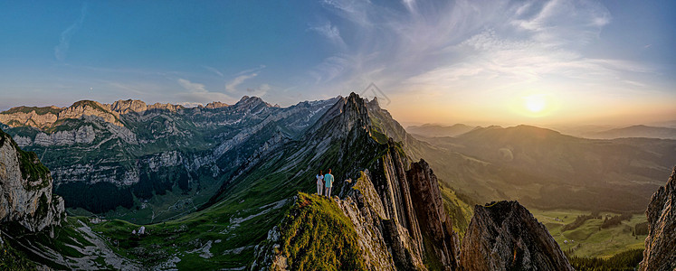 瑞士阿彭策尔阿尔卑斯山脉雄伟舍夫勒峰的陡峭山脊爬坡小路岩石远足日落山脉旅行悬崖顶峰假期背景图片