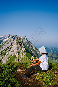 女人在山上徒步旅行 瑞士舍夫勒山脊瑞士阿尔卑斯山阿尔卑斯阿彭策尔内罗登 瑞士雄伟的舍夫勒峰的陡峭山脊冒险远足悬崖踪迹首脑边缘山脉图片