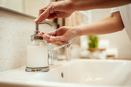 良好卫生实践女士女性浴室打扫肥皂护理水平皮肤成人治疗图片