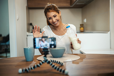加入我为健康早餐博主视频手机谷物享受微笑牛奶活动相机休闲图片