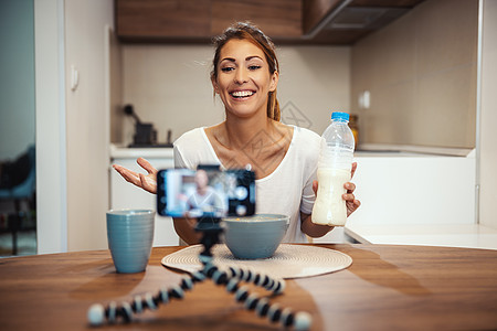 每天开始之前浏览我的博客 blog早餐微笑享受谷物厨房相机酸奶博主休闲手机图片