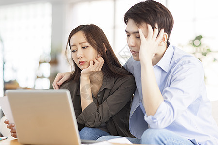 家里用笔记本电脑的夫妇很不高兴房子财产金融花费女士预算会计女性账单男人图片