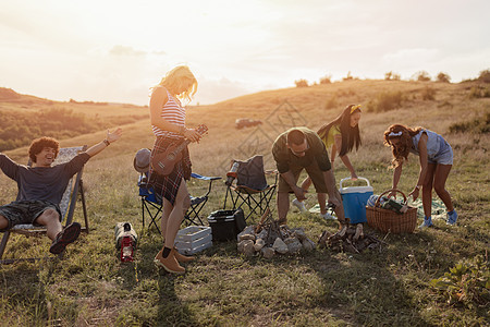 我们找到了完美之地环境讲话野餐帐篷合作露营者农村闲暇男人团队图片