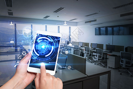 办公室内手机的手触摸屏显示未来技术 在呈现现代自动化的计算机商店中用手指敲打手机成人电脑金融商业景观建筑图形数字职业人士图片