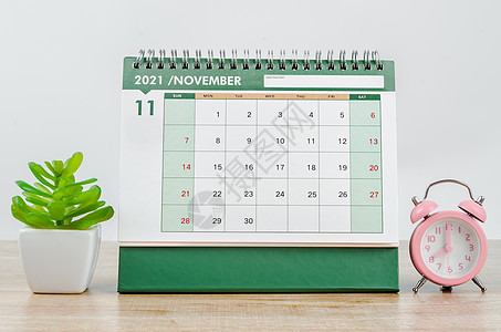 2021年11月22日 带有粉红闹钟的服务台日历日记商业会议假期日程办公室旅行工作时间时间表图片