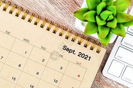 9月2021日 带键盘电脑的案头日历日记规划师办公室季节会议桌面英语日程数字商业图片