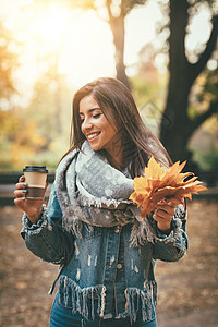 秋天来了咖啡公园阳光黄色享受季节幸福叶子乐趣喜悦图片