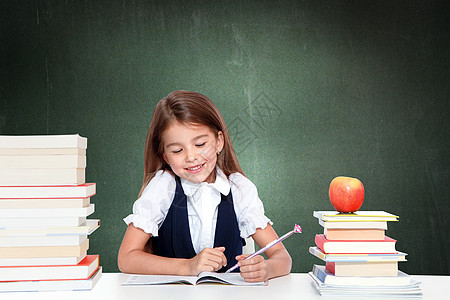 在学校玩得开心又可爱的少女女学生瞳孔幼儿园老师青少年教育桌子享受情感课堂大学图片