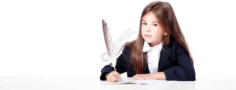 快乐和可爱的青少年学校女孩在书本或笔记本上写作老师笔记数学女性桌子黑板专注锻炼微笑铅笔图片