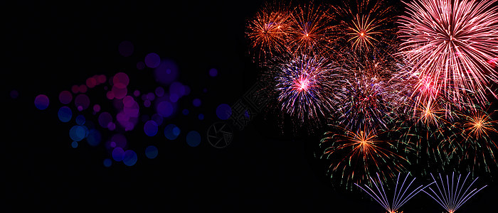 黑色天空彩色烟花摘要 庆祝活动和周年纪念概念以及火箭乐趣星星背景火花展示假期纪念日节日新年图片