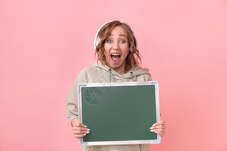 在粉红背景上空黑白黑板的妇女耳机教育教学海报招牌学生女性卡片木板公告图片