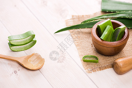 Aloe vera基本油和 aloe 叶子是白色的草药皮肤化妆品绿色药品按摩勺子宏观温泉护理图片