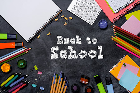 黑板背景的学校文具或办公用品白色木板粉笔绿色红色大学桌子蓝色黑色学习图片