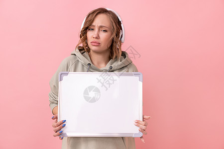 在粉红背景上空空空白板的妇女卡片推介会耳机教育粉红色广告招牌公告教学微笑图片