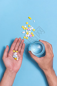 配有彩色药丸 蓝色背景的水保健玻璃疾病女性止痛药医疗白色药物女士治疗图片