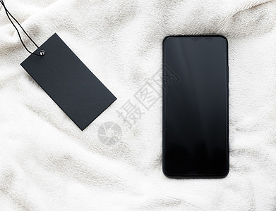 服装标签和手机屏幕作为黑色星期五销售概念 智能手机平板模型作为应用程序模板和品牌营销设计图片