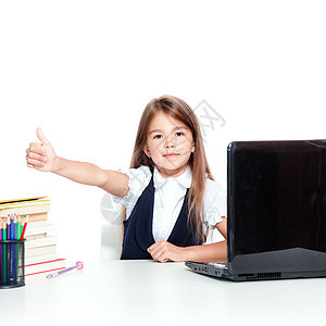 坐在笔记本电脑上的快乐和可爱的青少年女学生技术课堂微笑班级桌子教育家庭作业互联网幸福女孩图片