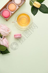 法国马卡龙 许多变异的甜甜玛卡龙 在餐桌上装满了粉红玫瑰花束的盒子里女性化婚礼笔记本工作女孩粉色白色工艺框架女士图片