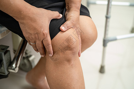 亚洲中年女性患者触摸和感受她的膝盖疼痛 健康的医学概念 笑声女士身体状况跑步情况肌肉运动员解剖学沥青运动图片