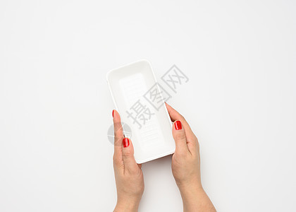 女性手握着一个空长方形可塑塑料容器 顶视面白底的白色背景泡沫送货生物午餐空白食物包装工作室盘子托盘图片