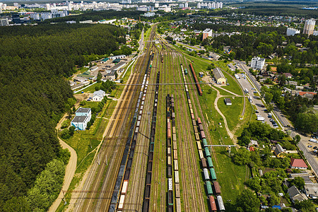 铁路轨道和汽车的空中摄影 汽车和铁路的顶视图 明斯克 白俄罗斯节点产品过境货运平台火车站车站仓库货物航班图片