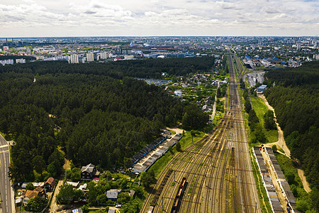 铁路轨道和汽车的空中摄影 汽车和铁路的顶视图 明斯克 白俄罗斯车站仓库平台火车站后勤金属火车航班鸟瞰图过境图片