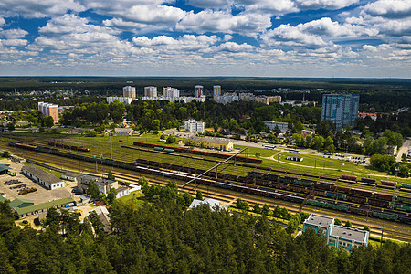 铁路轨道和汽车的空中摄影 汽车和铁路的顶视图 明斯克 白俄罗斯运输铁轨过境金属货运天线鸟瞰图节点旅行平台图片