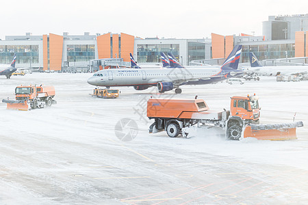 俄罗斯莫斯科2016 年 12 月 6 日 2016 年 12 月 6 日在莫斯科谢列梅捷沃机场暴风雪期间 除雪机从机场跑道和道图片