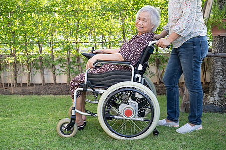 医生帮助和照顾坐在护理医院病房公园轮椅上的亚洲老年或老年老妇人患者 健康强大的医疗理念微笑幸福摩托车病人车轮女士疾病挑战护理男人图片