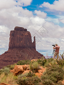 烟户摄影师拍照旅游台面沙漠岩石场景照片砂岩风景荒野天空图片
