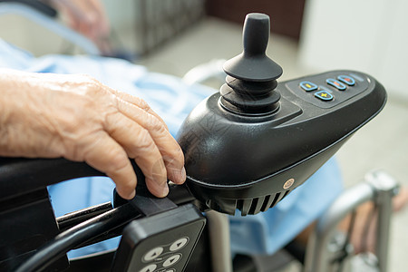 护理医院病房远程控制电动轮椅的亚洲老年或老年老妇人患者 健康强健的医疗理念男人挑战女性退休幸福微笑病人疾病护理机动性图片