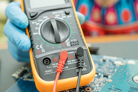 计量电气电压的多米电子数字计数器灰尘技术电路处理器服务工作笔记本维修螺丝刀记忆图片