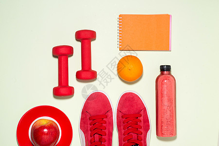 适合性格概念 香肠 苹果 哑铃和果汁瓶装糊面颜色背景健身房饮食身体笔记本食物水果毛巾运动绿色红色图片