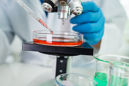 亚洲科学家生物化学家或微生物学家在实验室用显微镜进行研究 为保护冠状病毒 Covid19 细菌和细菌的爆发学家科学科学家们实验化图片