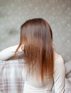 一个长长 直直和美丽的棕色头发的女孩 在家里照顾头发发型化妆品女性广告奢华长发假发魅力黑发皮肤图片